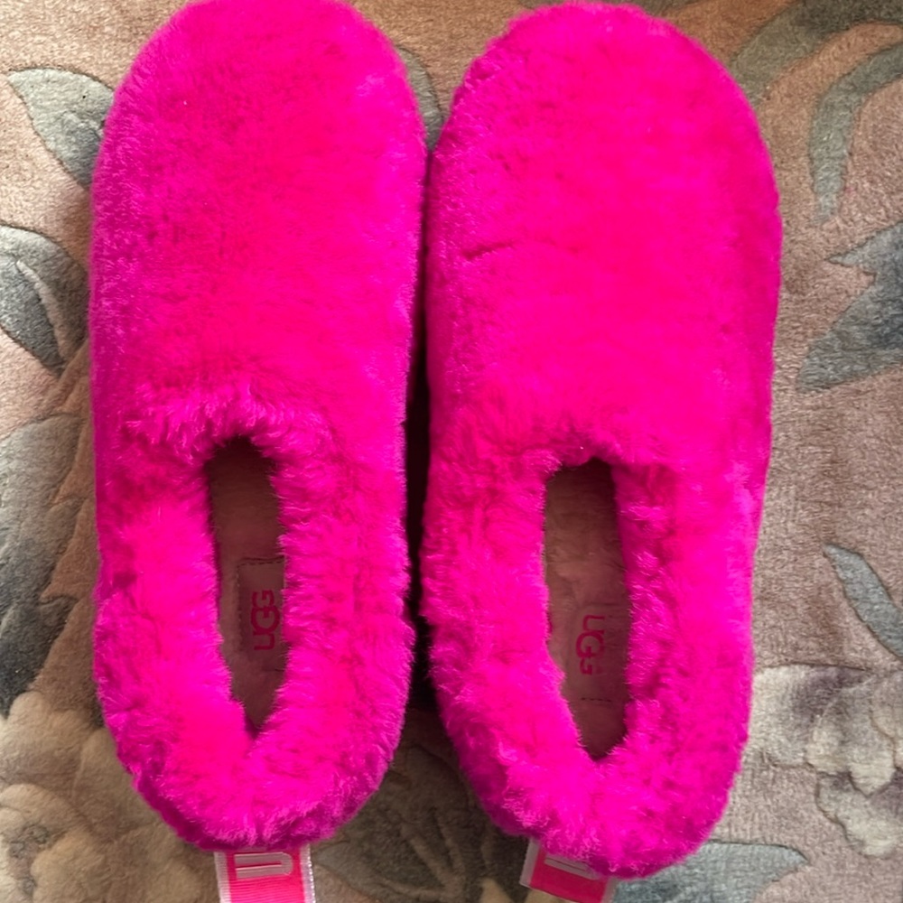 UGGS SLIPPERS